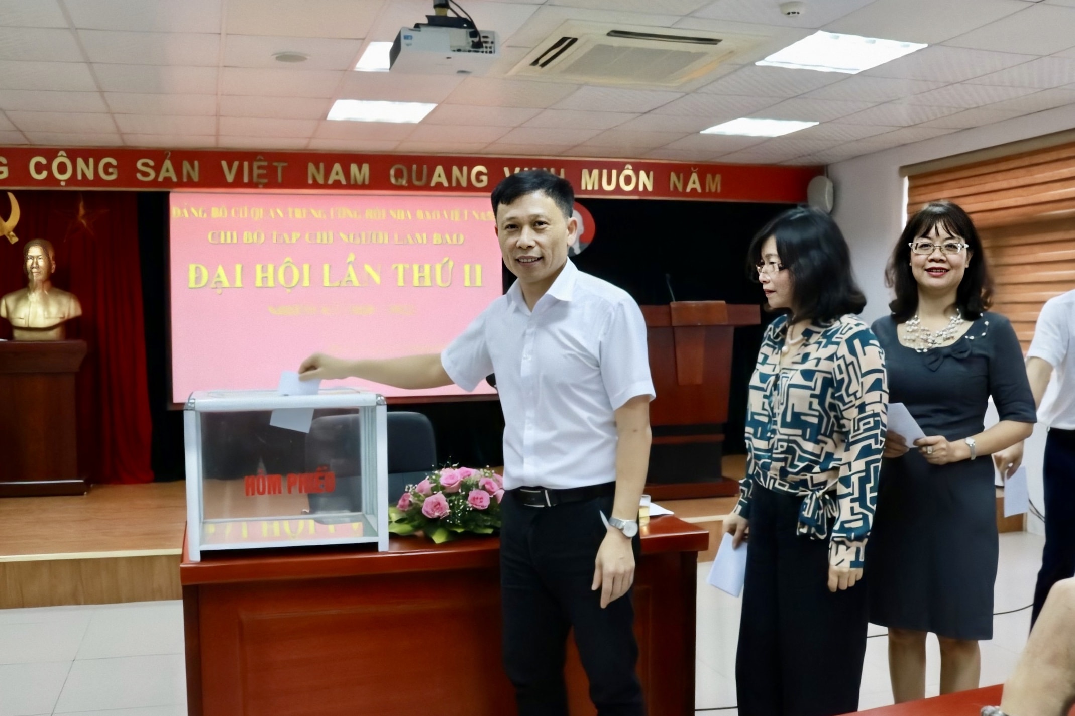 Đại hội tiến hành bỏ phiếu, thực hiện đúng điều lệ. Ảnh: Hoàng Huy