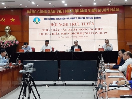 Bộ trưởng Nguyễn Xuân Cường (thứ 2 từ phải sang) chủ trì hội nghị, theo đó đã nắm được các số liệu về thu hoạch lúa gạo (ảnh: Cổng thông tin điện tử của Bộ Nông nghiệp và Phát triển nông thôn)