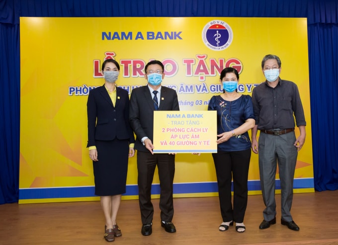 Ông Hoàng Việt Cường – Phó Tổng Giám đốc kiêm Chủ tịch Công đoàn Nam A Bank trao tặng 2 phòng cách ly áp lực âm và 40 giường y tế cho Đại diện Sở Y tế TP HCM.