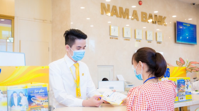 CBNV và khách hàng chủ động đeo khẩu trang và thực hiện các biện pháp phòng chống dịch trên toàn hệ thống Nam A Bank.