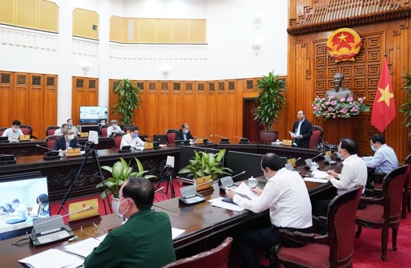 Thủ tướng chủ trì họp Thường trực Chính phủ bàn các giải pháp mới chống dịch COVID-19, sáng 26/3. Ảnh: VGP