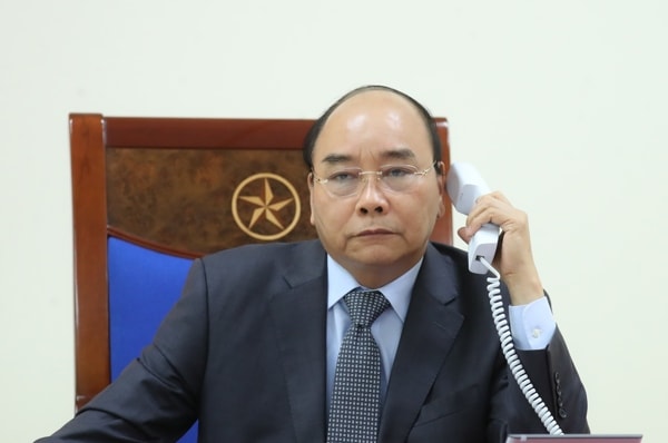 Thủ tướng Nguyễn Xuân Phúc điện đàm với Thủ tướng  Lào Thongloun Sisoulith và Thủ tướng Campuchia Samdech Techo Hun Sen về ứng phó COVID-19. Ảnh: VGP