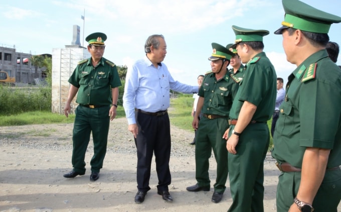 Phó Thủ tướng Thường trực Chính phủ Trương Hòa Bình cùng đoàn công tác Ban Chỉ đạo quốc gia chống buôn lậu, gian lận thương mại, hàng giả (Ban Chỉ đạo 389) đã tới thị sát khu vực biên giới thành phố Châu Đốc.