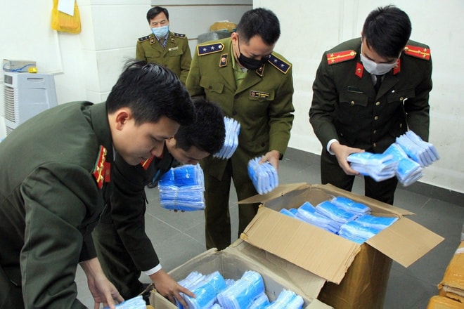 Công an Hà Nội kiểm tra cơ sở nghi đầu cơ khẩu trang ở quận Thanh Xuân, Hà Nội.
