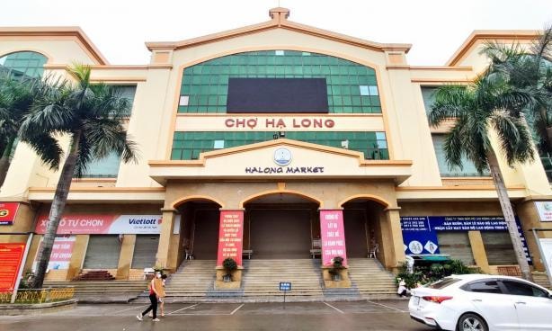Các gian hàng không phải nhu yếu phẩm tại chợ Hạ Long I đã được đóng cửa để phòng chống Covid-19. Ảnh: Minh Hà.