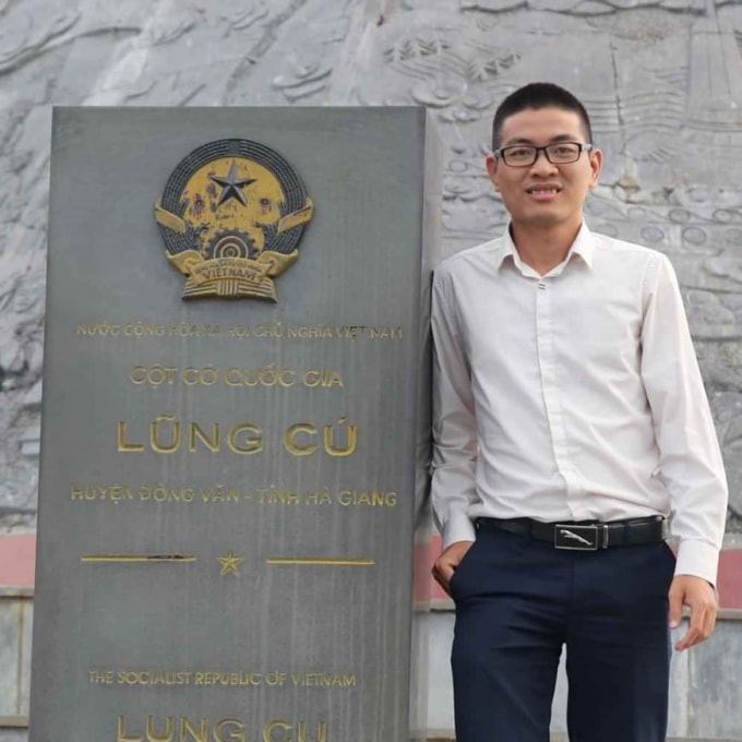 Phóng viên Ngô Khiêm - Tạp chí Xây dựng Đảng trong chuyến tác nghiệp tại Lũng Cú, Hà Giang