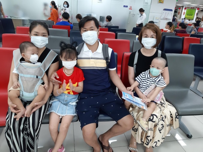 Nhiều khách hàng đã đến VNVC Long Xuyên để tiêm các loại vắc xin cho trẻ em và cả người lớn trong gia đình để bảo vệ sức khỏe trong mùa dịch.