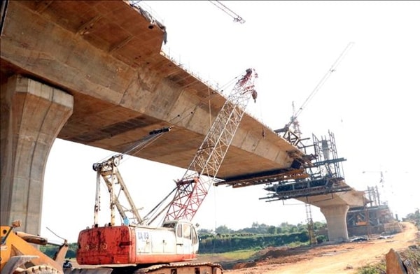 Thi công cầu Tình Húc (tỉnh Tuyên Quang). Ảnh: TTXVN