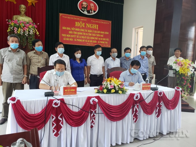 Lãnh đạo 2 tỉnh ký biên bản bàn giao địa giới hành chính.