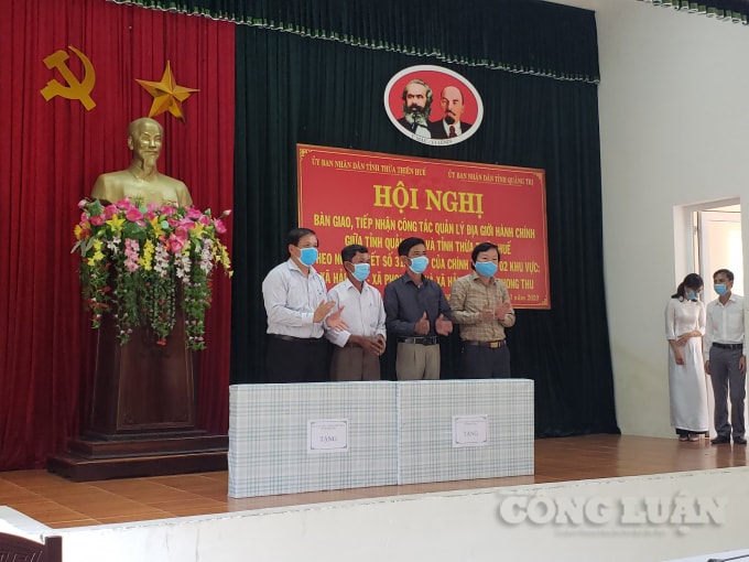 Lãnh đạo huyện Hải Lăng, tỉnh Quảng Trị tặng quà cho 2 Trưởng Thôn Phú Xuân B xã Hải Hưng và thôn Phú Kinh Phường xã Hải Phong.
