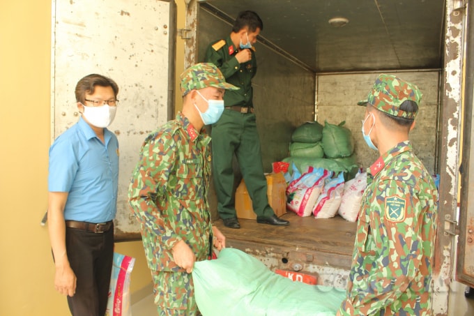 Các cán bộ chiến sỹ bộ chỉ huy quân sự tỉnh Thừa Thiên Huế vận chuyểm gạo hỗ trợ đưa đến khu cách ly.