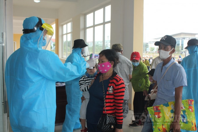 Đo thân nhiệt trước khi vào khu cách ly.