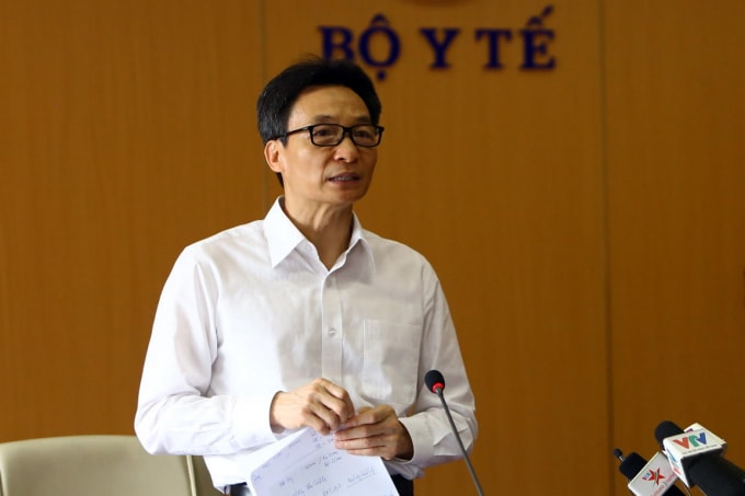 Phó Thủ tướng Vũ Đức Đam đề nghị các địa phương quán triệt, thực hiện quyết liệt yêu cầu người dân hạn chế ra ngoài, đến bệnh viện. Ảnh: VGP