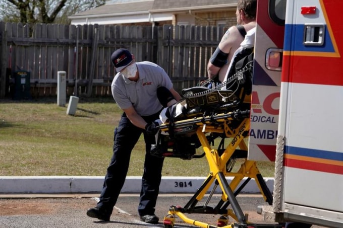 Một bệnh nhân được vận chuyển bằng xe cứu thương tại Oklahoma, Mỹ. Ảnh: Reuters