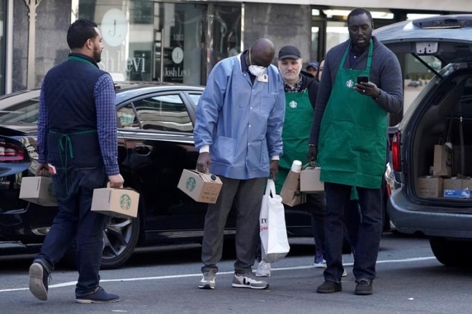 Bác sĩ nhận những ly cafe miễn phí từ các nhân viên của Starbucks. Ảnh: Reuters