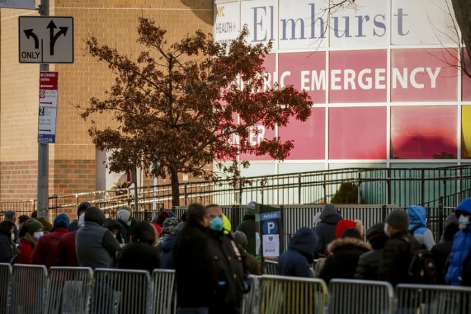 Hàng dài chờ xét nghiệm virus Corona bên ngoài bệnh viện Elmhurst. Ảnh: Reuters