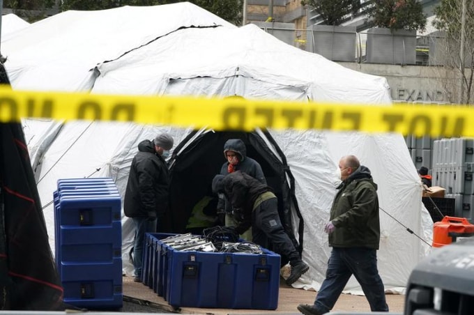 Một nhà xác tạm thời đang được xây dựng tại New York. Ảnh: Reuters