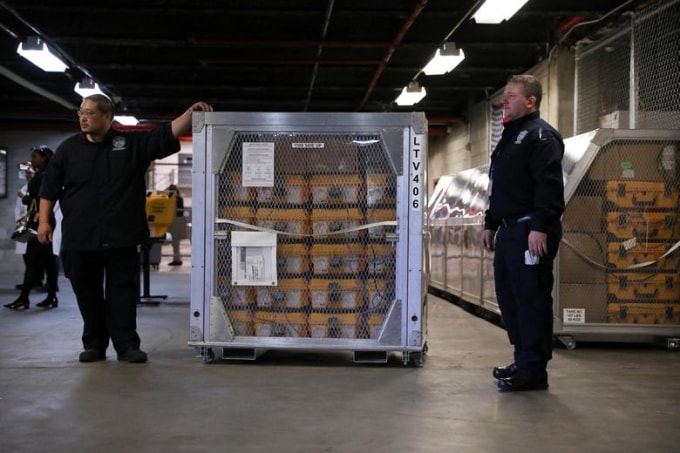 Một lô máy thở chuẩn bị được gửi tới các bệnh viện. Ảnh: Reuters