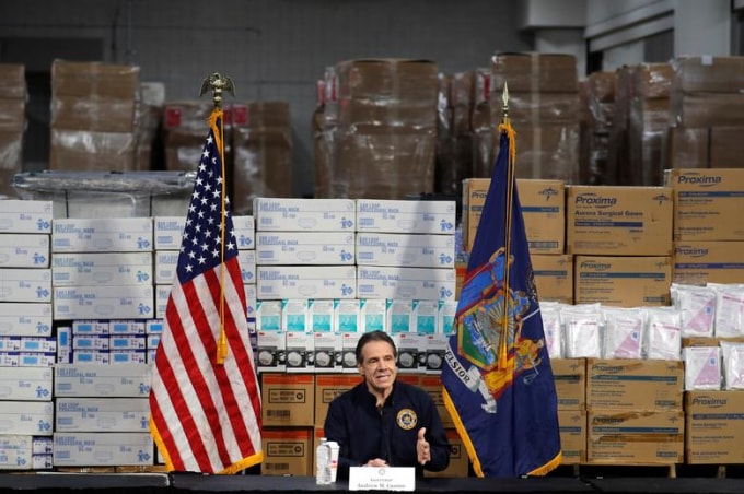 Thống đốc bang New York Andrew Cuomo phát biểu trước một giá thuốc tại trung tâm Jacob K. Javits. Ảnh: Reuters