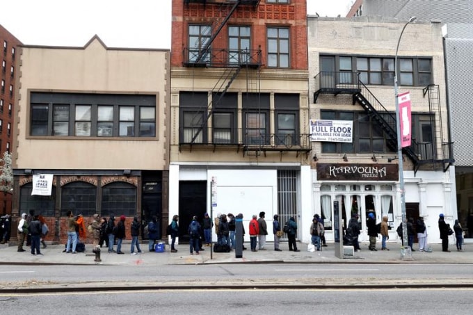 Nhiều người vô gia cư xếp hàng chờ nhận bữa ăn miễn phí tại LES, Manhattan. Ảnh: Reuters