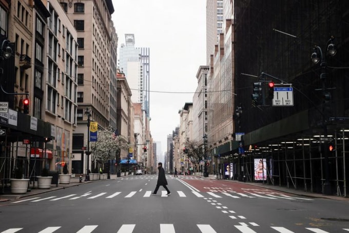 Đại lộ 5th Avenue vốn sầm uất nay trở nên vắng vẻ, tiêu điều. Ảnh: Reuters