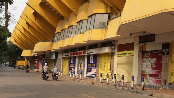 Tất cả các cửa hàng bán đồ thể thao tại sân vận động Hàng Đẫy - Hà Nội đã dừng hoạt động. Ảnh H.Long.