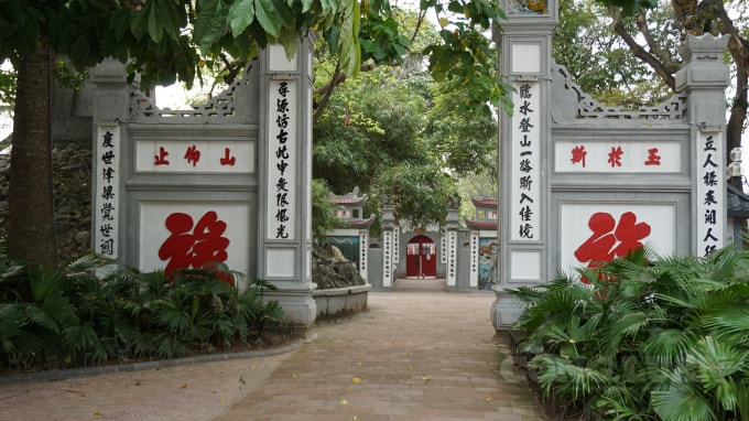 Đền Ngọc Sơn không một bóng người ghé thăm. Ảnh H.Long.
