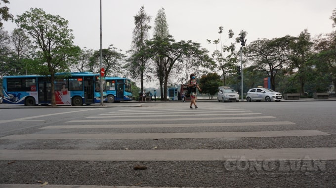 Một Hồ Gươm chợt tĩnh lặng trong buổi chiều 27/3 . Ảnh H.Long.