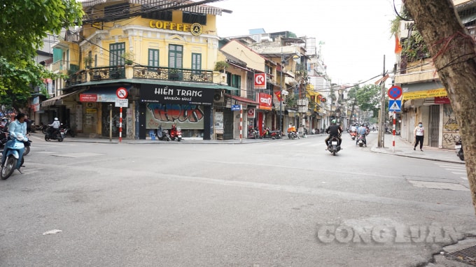 Những hàng quán cũng đã đóng cửa . Ảnh H.Long