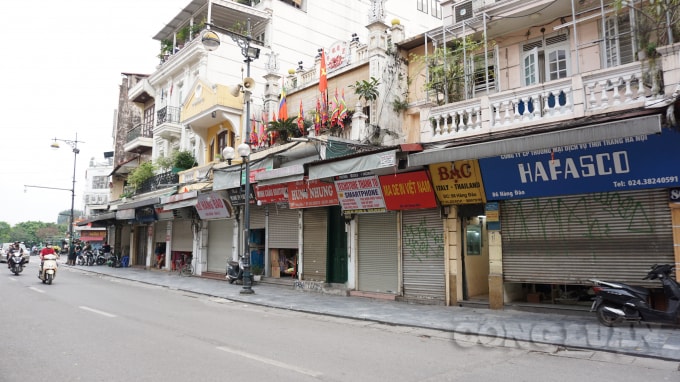Phố Hàng Đào nơi được mệnh danh là khu phố thời trang sầm uất nhất Hà Nội nay cũng được đóng cửa im lìm. Ảnh H.Long.