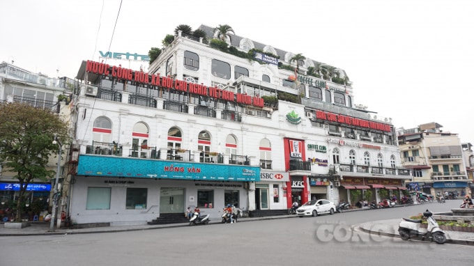 Khu vực hồ Hoàn Kiếm cũng vắng vẻ như sáng mồng Một Tết nguyên đán. Ảnh H.Long.