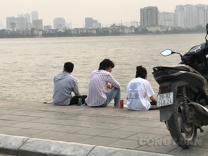 Nhiều bạn trẻ tập trung quanh hồ Tây để chụp ảnh cùng với đó là nhiều đồ ăn uống để thưởng thức tại chỗ, bất chấp nguy cơ lây lan dịch bệnh