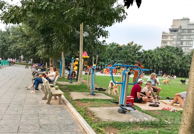 Nhiều người dân, người nước ngoài coi đợt cao điểm chống dịch Covid-19 là kỳ nghỉ dài ngày để vui chơi, tụ tập