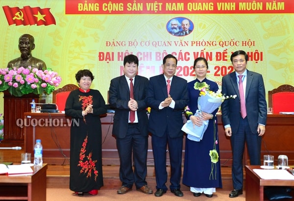 Chi ủy Chi bộ Các vấn đề xã hội (Đảng bộ cơ quan Văn phòng Quốc hội) nhiệm kỳ 2020 - 2022 ra mắt. Đây là đơn vị tổ chức đại hội điểm Đảng bộ cấp cơ sở của Văn phòng Quốc hội. Ảnh: quochoi.vn