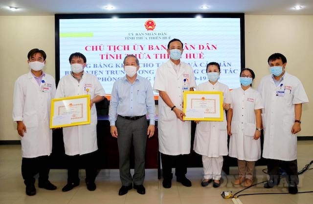 Chủ tịch UBND tỉnh Thừa Thiên Huế tặng bằng khen cho đội ngủ y, bác sỹ BV TW Huế.