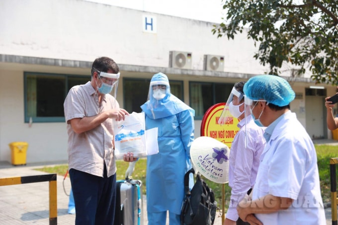 Bệnh nhân: T.G.D. cám ơn các y, bác sỹ đã tận tình điều trị cho ông hết bệnh.