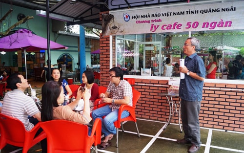 Hội Nhà báo Quảng Ngãi sử dụng kinh phí từ chương trình thiện nguyện: “Ly cà phê 50 ngàn” và hội phí để mua bảo hiểm Covid-19 cho hội viên, nhà báo. Ảnh TL