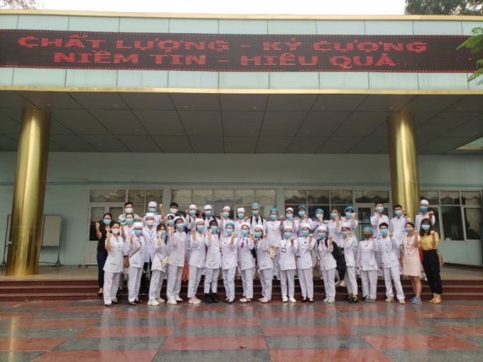 Những cán bộ,sinh viên Trường cao đẳng y tế Hải Phòng tình nguyện tăng cường hỗ trợ Bệnh viện Việt Tiệp trong chiến dịch phòng chống dịch bệnh Covid- 19 (ảnh: Nguồn cổng thông tin điện tử thành phố)