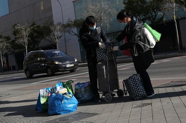 Người dân tranh thủ mua sắm nhu yếu phẩm tại Madrid, Tây Ban Nha. Ảnh: Reuters