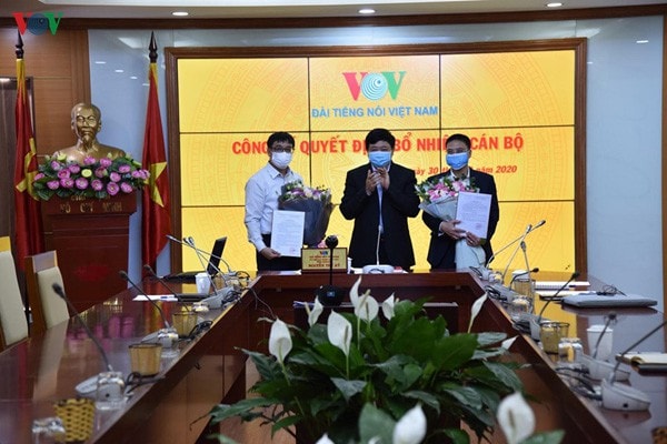 Tổng Giám đốc VOV Nguyễn Thế Kỷ trao quyết định điều động, bổ nhiệm cho Tổng Biên tập Báo điện tử VOV Ngô Thiệu Phong (bên trái) và Trưởng Ban Thời sự VOV1 Nguyễn Vũ Duy (bên phải)