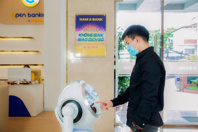 Giao dịch với Robot OPBA khi đến ngân hàng là một trong những biện pháp hạn chế lây lan dịch Covid-19.