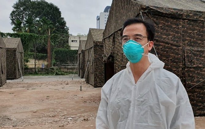 GS.TS Nguyễn Quang Tuấn, Giám đốc Bệnh viện Bạch Mai cho biết, dù bị phong tỏa, cách ly, nhưng nhân viên y tế của bệnh viện vẫn đang nỗ lực hết sức. Bệnh nhân yên tâm điều trị, được nhân viên y tế chăm sóc toàn diện.