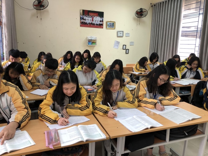 Các học sinh lớp 12 của trường THPT chuyên Chu Văn An - Lạng Sơn vẫn ôn tập theo chương trình của Bộ GD &ĐT. Ảnh: Dương Lâm