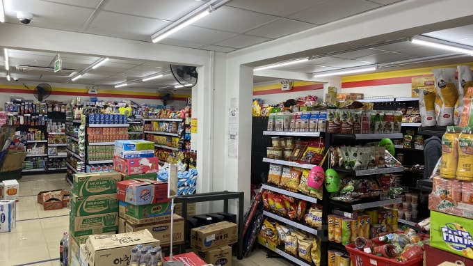 Siêu thị đầy hàng...nhưng không có khách (1 cửa hàng của Vinmart)
