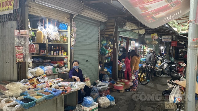 Một số cửa hàng bán đồ khô vẫn mở và lác đác có khách vào mua