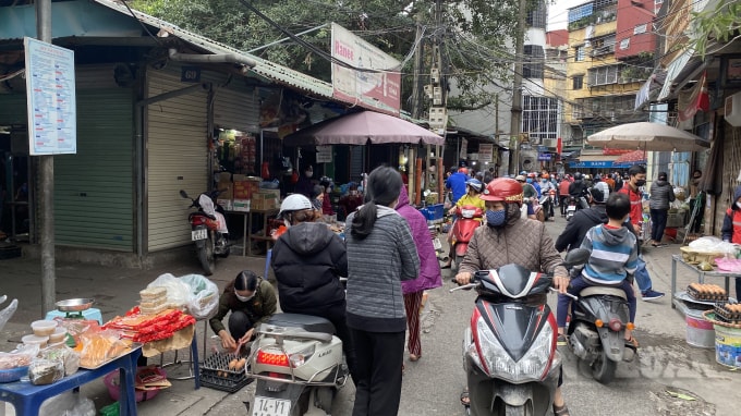 Phía ngoài các quầy hàng bán đồ ăn, thịt, cá, chả, rau, củ...lại đông đúc, tấp nập
