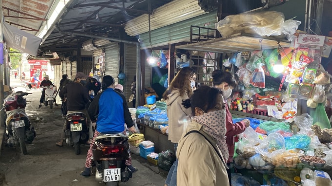 Các quầy đồ khô cũng có nhiều người đến mua