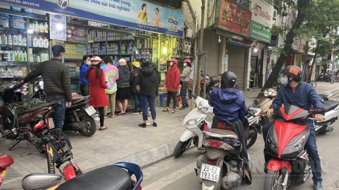 Xe để ngổn ngang giữa đường Tôn Đức Thắng để xếp hàng mua đồ tại 1 tạp hóa