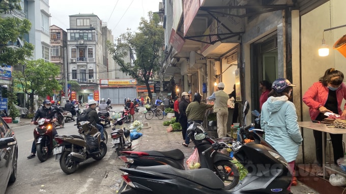 Các quầy bán thịt, rau, củ được nhiều người dân đến mua tại chợ Đoàn Thị Điểm