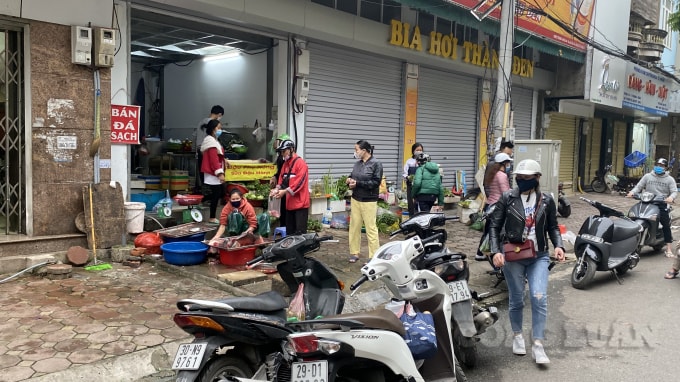 Người dân bỏ cả xe dưới lòng đường để vào đặt mua cá, thịt... ở chợ Đoàn Thị Điểm